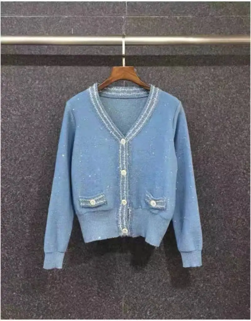 European And American Autumn And Winter New Women's Bright Silk V-Neck Knitted Cardigan Straight Tube Wide Leg Pants Set
European And American Autumn And Winter New Women's Bright Silk V-Neck Knitted Cardigan Straight Tube Wide Leg Pants Set