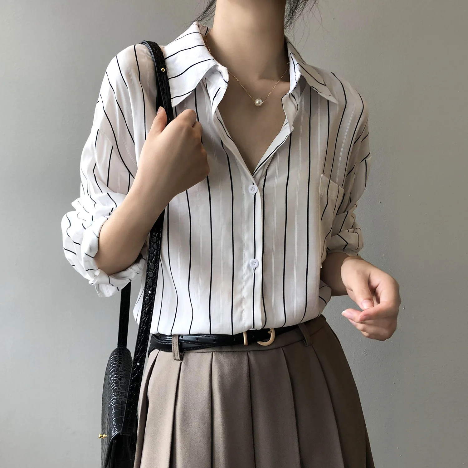 Vertical Striped Shirt Women Autumn New Korean Design Long-sleeved Loose Shirt Tops Button Up Shirt Women-blouses Dropshipping
Vertical Striped Shirt Women Autumn New Korean Design Long-sleeved Loose Shirt Tops Button Up Shirt Women-blouses Dropshipping