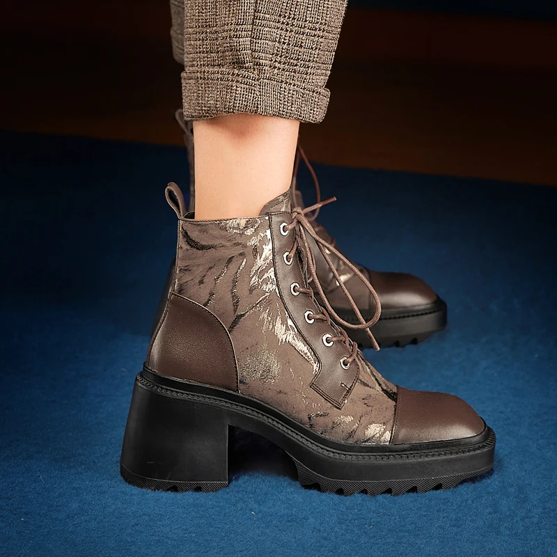 British Style Printed Thick-heeled Martin Boots Women Shoes 2021 Winter Lace-up Ankle Booties High-heeled Single Boot Botas
British Style Printed Thick-heeled Martin Boots Women Shoes 2021 Winter Lace-up Ankle Booties High-heeled Single Boot Botas
