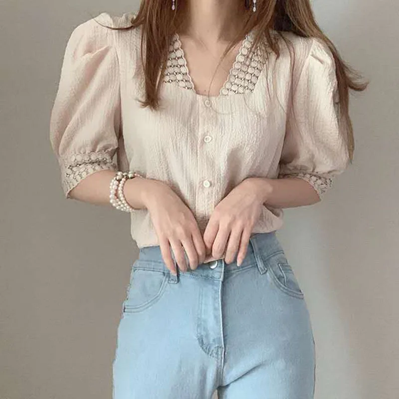Women Shirts 2021 Summer French Elegant Temperament Ladies Sweet Lace Stitching V-Neck Bubble Short-Sleeved Blouses
Women Shirts 2021 Summer French Elegant Temperament Ladies Sweet Lace Stitching V-Neck Bubble Short-Sleeved Blouses
