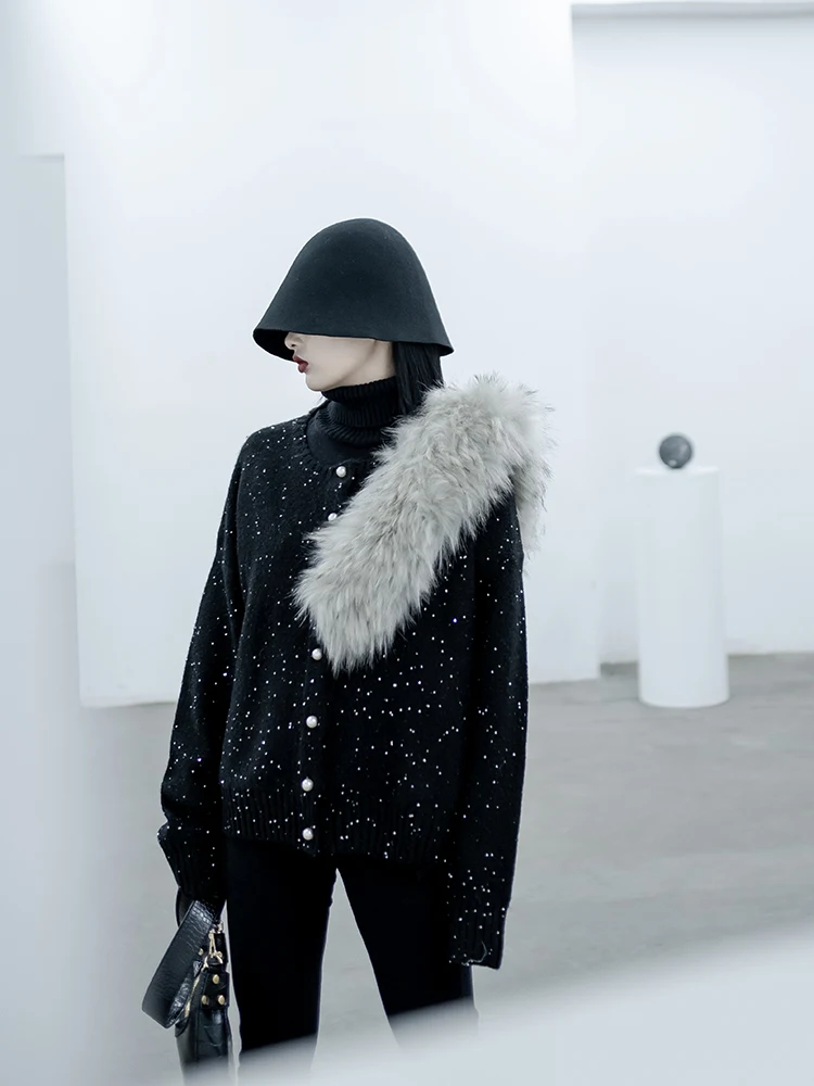 Mixed bright silk knitted Cardigan Women's advanced design sense dark black lazy style Sweater Female large fur collar Sweater
Mixed bright silk knitted Cardigan Women's advanced design sense dark black lazy style Sweater Female large fur collar Sweater