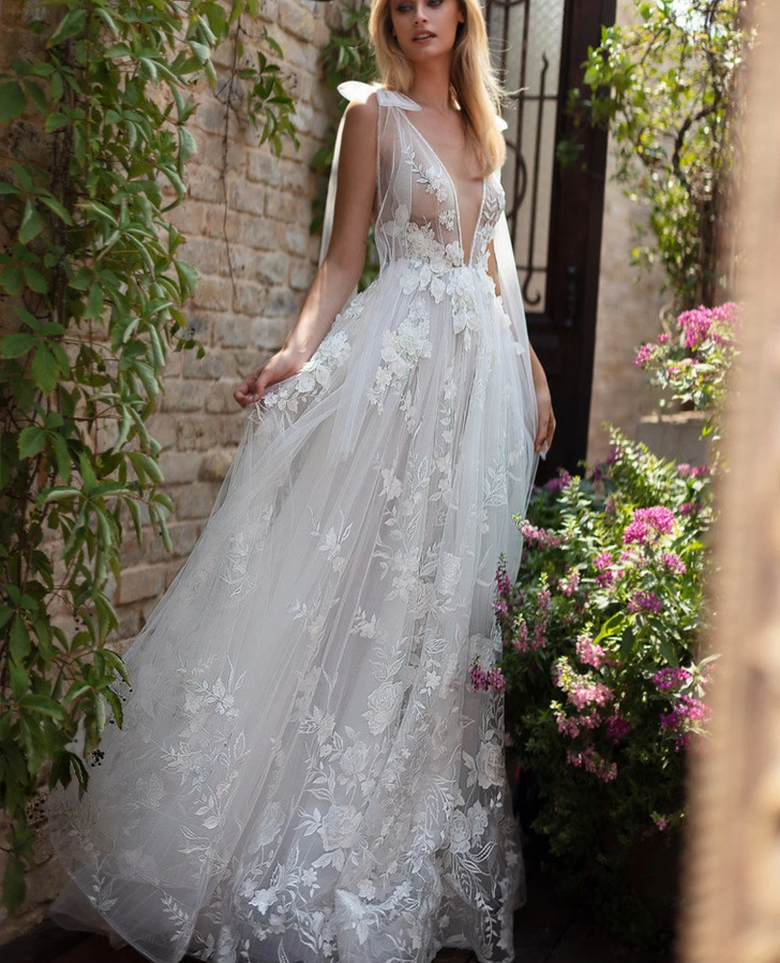 11592#Bohemian Sexy Deep V-Neck 3D Flower Lace Sweep Train A-Line Sleeveless Open Back Wedding Dress Wedding Gown Bridal Gown
11592#Bohemian Sexy Deep V-Neck 3D Flower Lace Sweep Train A-Line Sleeveless Open Back Wedding Dress Wedding Gown Bridal Gown