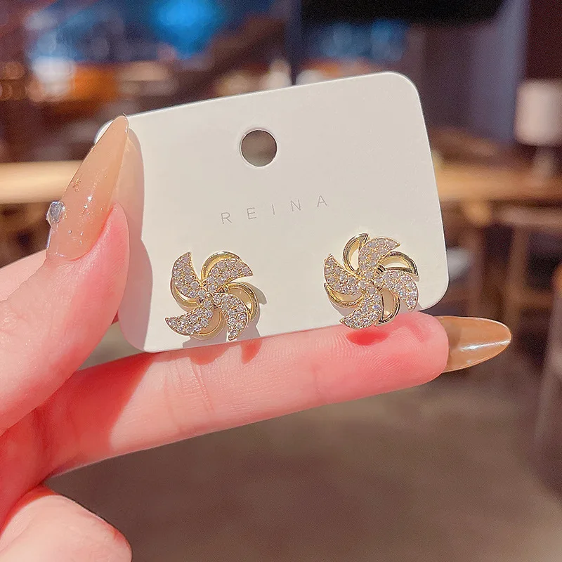 Rotatable Zircon Windmill Earrings for Women Fashion Elegant Stud Earrings Female Delicate Jewelry Trendy Luxurious Ear Studs
Rotatable Zircon Windmill Earrings for Women Fashion Elegant Stud Earrings Female Delicate Jewelry Trendy Luxurious Ear Studs