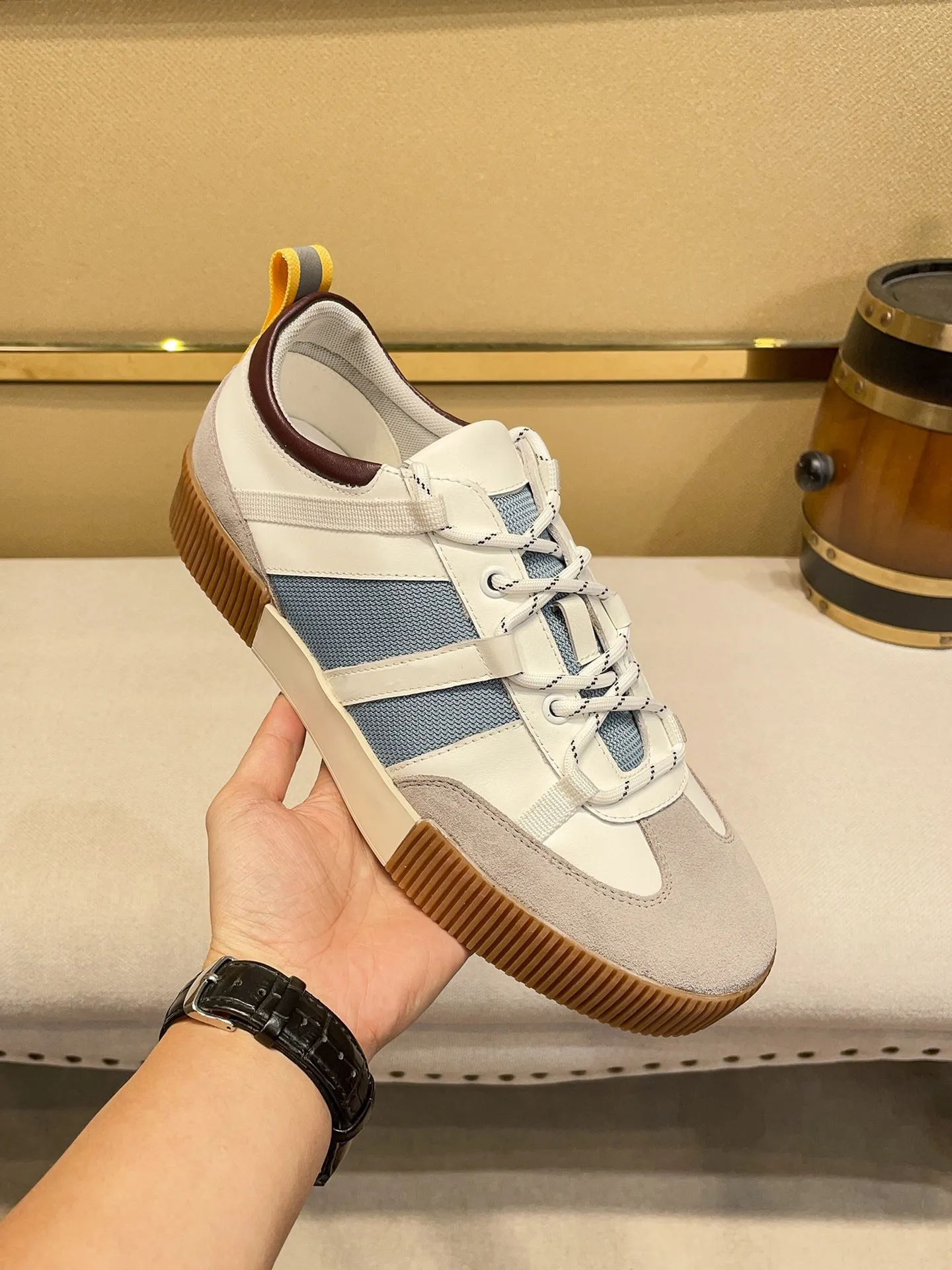 2021 New top luxury men's sports shoes outdoor color matching sports shoes comfortable casual leather shoes all-match fashion
2021 New top luxury men's sports shoes outdoor color matching sports shoes comfortable casual leather shoes all-match fashion