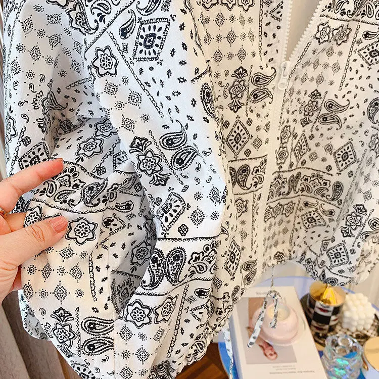 Design Sense Niche Loose Black and White Retro Printed Hooded Shirt Cardigan Sun Protection Shirt Coat Female Fashion
Design Sense Niche Loose Black and White Retro Printed Hooded Shirt Cardigan Sun Protection Shirt Coat Female Fashion