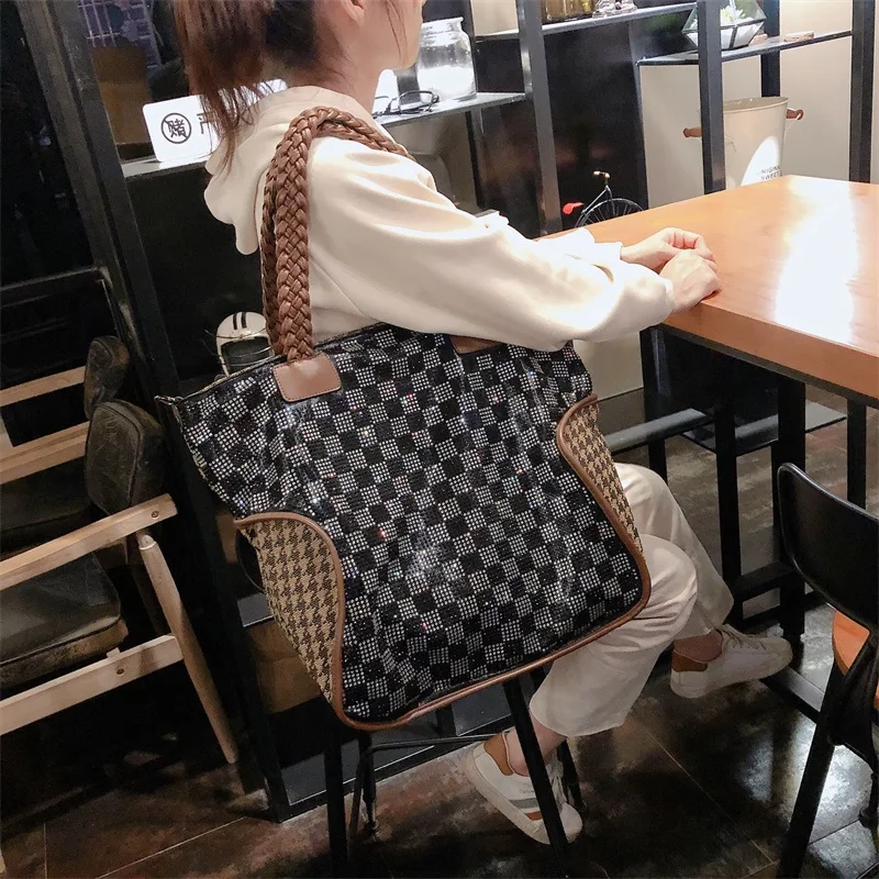 Checkerboard women's bag 2021 new niche rhinestone big bag leisure all-match one-shoulder messenger bag houndstooth women's bag
Checkerboard women's bag 2021 new niche rhinestone big bag leisure all-match one-shoulder messenger bag houndstooth women's bag