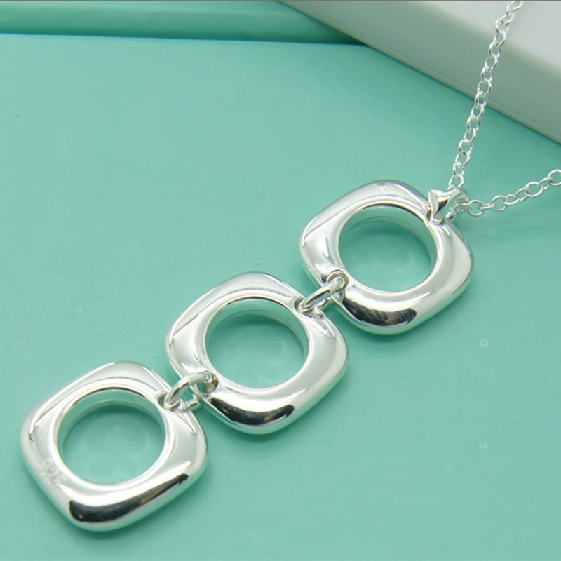 Fashion Jewelry 925 Sterling Silver Necklace Three Square Circle Pendant Necklace Silver Chain Woman Wedding Wedding Gift
Fashion Jewelry 925 Sterling Silver Necklace Three Square Circle Pendant Necklace Silver Chain Woman Wedding Wedding Gift