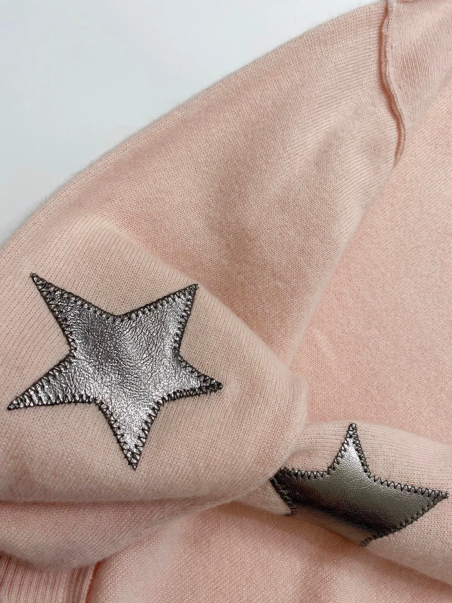 2021 Winter Navy Woman Cashmere Sweater Drop shoulder FRAYED HEM Wide Sleeves with Star Patch Fashion Jumpers
2021 Winter Navy Woman Cashmere Sweater Drop shoulder FRAYED HEM Wide Sleeves with Star Patch Fashion Jumpers