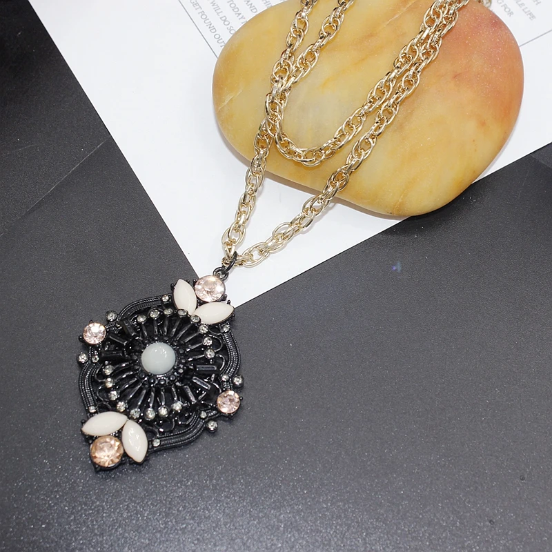 2020 New Retro French hollow sexy black micro inlay multi-layer light luxury stacked Necklace women accessories wholesale
2020 New Retro French hollow sexy black micro inlay multi-layer light luxury stacked Necklace women accessories wholesale