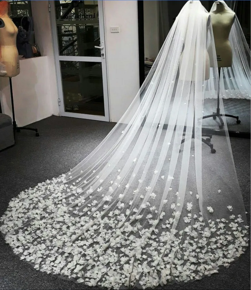 Фата свадебная с 3D цветочной аппликацией белая кружевом в стиле часовни длинная