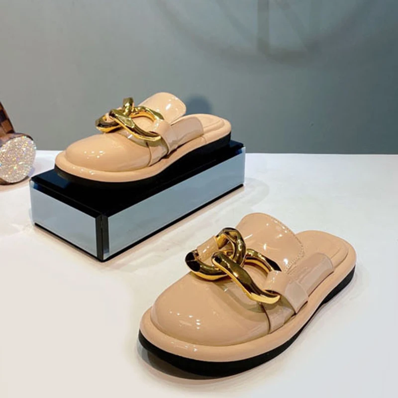 Spring Mullers Women's Slippers Luxury Patent Leather Metal Chain Decor Sliders New Round Toe Flat Leisure Vacation Shoes Female
Spring Mullers Women's Slippers Luxury Patent Leather Metal Chain Decor Sliders New Round Toe Flat Leisure Vacation Shoes Female