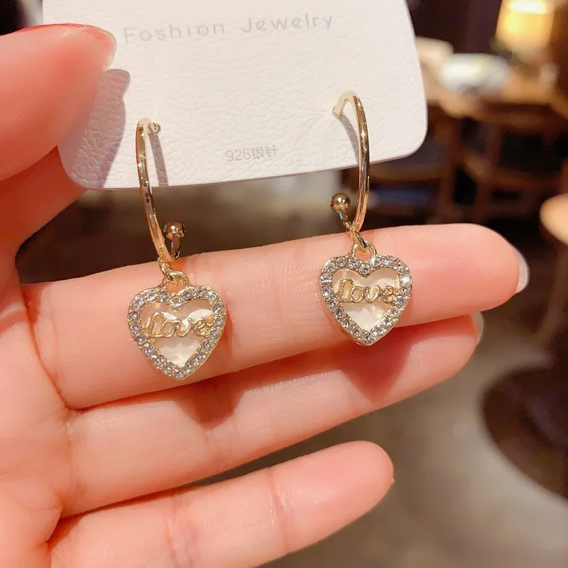 New Creative Elegant Letters Love Heart Dangle Earrings For Women Delicate Rhinestone Hoop Earrings 2021 New Jewelry Wholesale
New Creative Elegant Letters Love Heart Dangle Earrings For Women Delicate Rhinestone Hoop Earrings 2021 New Jewelry Wholesale