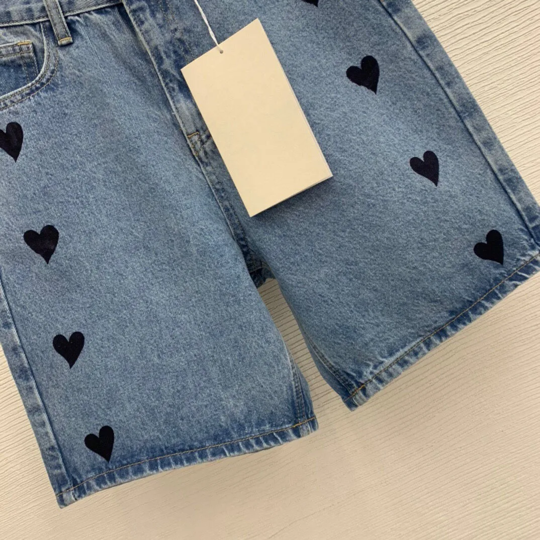 High Quality Luxury Women's Small Cloth Logo Pattern Decoration Peach Heart Love Printing Cuffed Denim Five-point Pants
High Quality Luxury Women's Small Cloth Logo Pattern Decoration Peach Heart Love Printing Cuffed Denim Five-point Pants