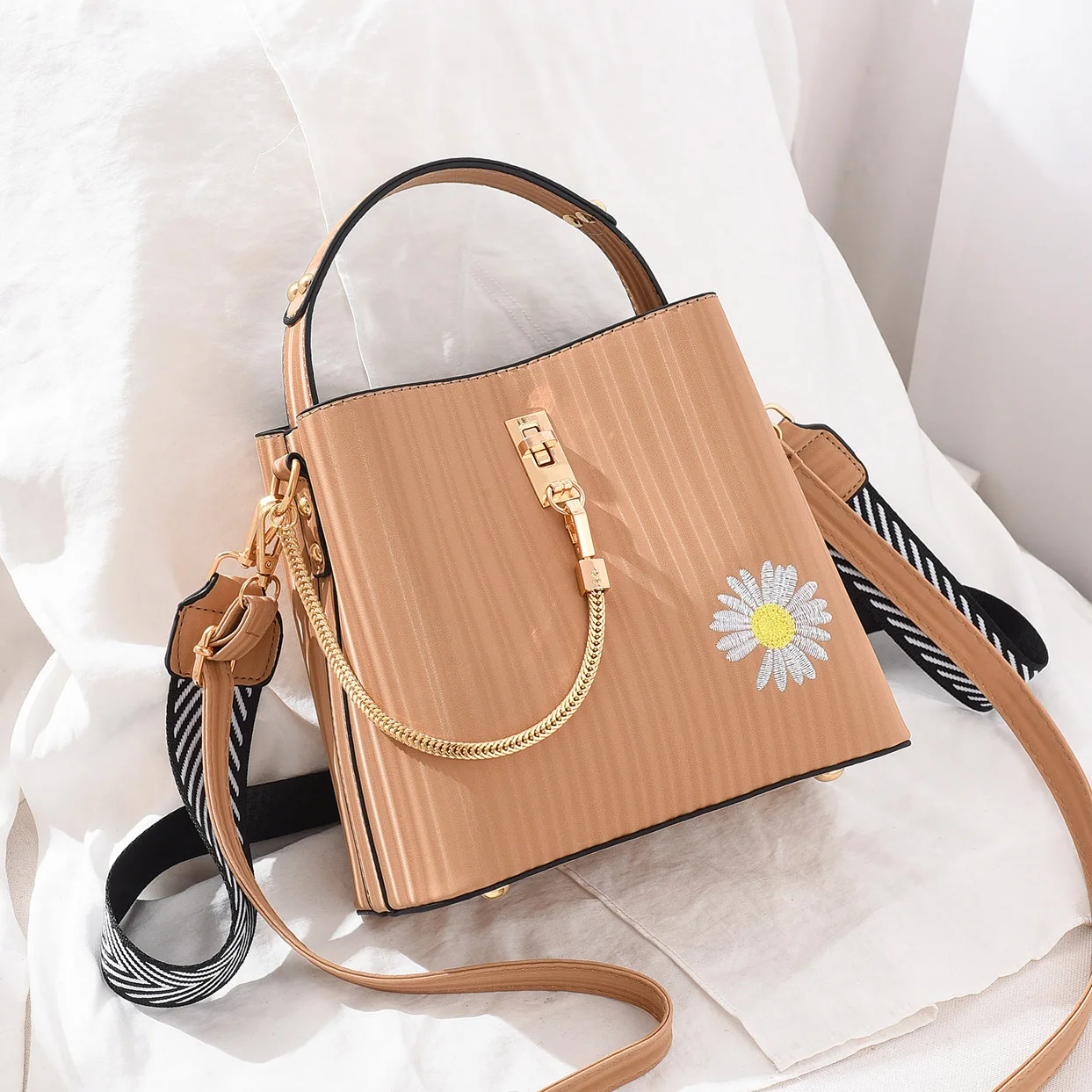 DL0256 Fashion trend women's handbag summer small wrinkle chrysanthemum single shoulder female bag small bag
DL0256 Fashion trend women's handbag summer small wrinkle chrysanthemum single shoulder female bag small bag