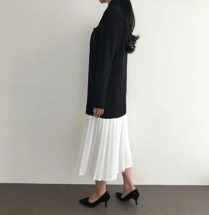 Autumn new women's dress black and white color two-color pleated single-breasted suit skirt
Autumn new women's dress black and white color two-color pleated single-breasted suit skirt