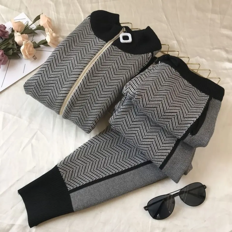 Sweater ladies 2021 spring and autumn new fashion western style trousers gentle wind knitting leisure sports two pieces
Sweater ladies 2021 spring and autumn new fashion western style trousers gentle wind knitting leisure sports two pieces