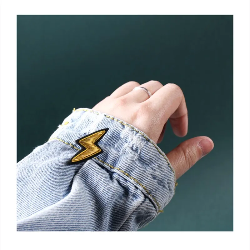Hand-embroidered Indian Silk Badge Lightning Small Cloud Pin Decoration Creative Wild Brooch Female Simple Accessories
Hand-embroidered Indian Silk Badge Lightning Small Cloud Pin Decoration Creative Wild Brooch Female Simple Accessories