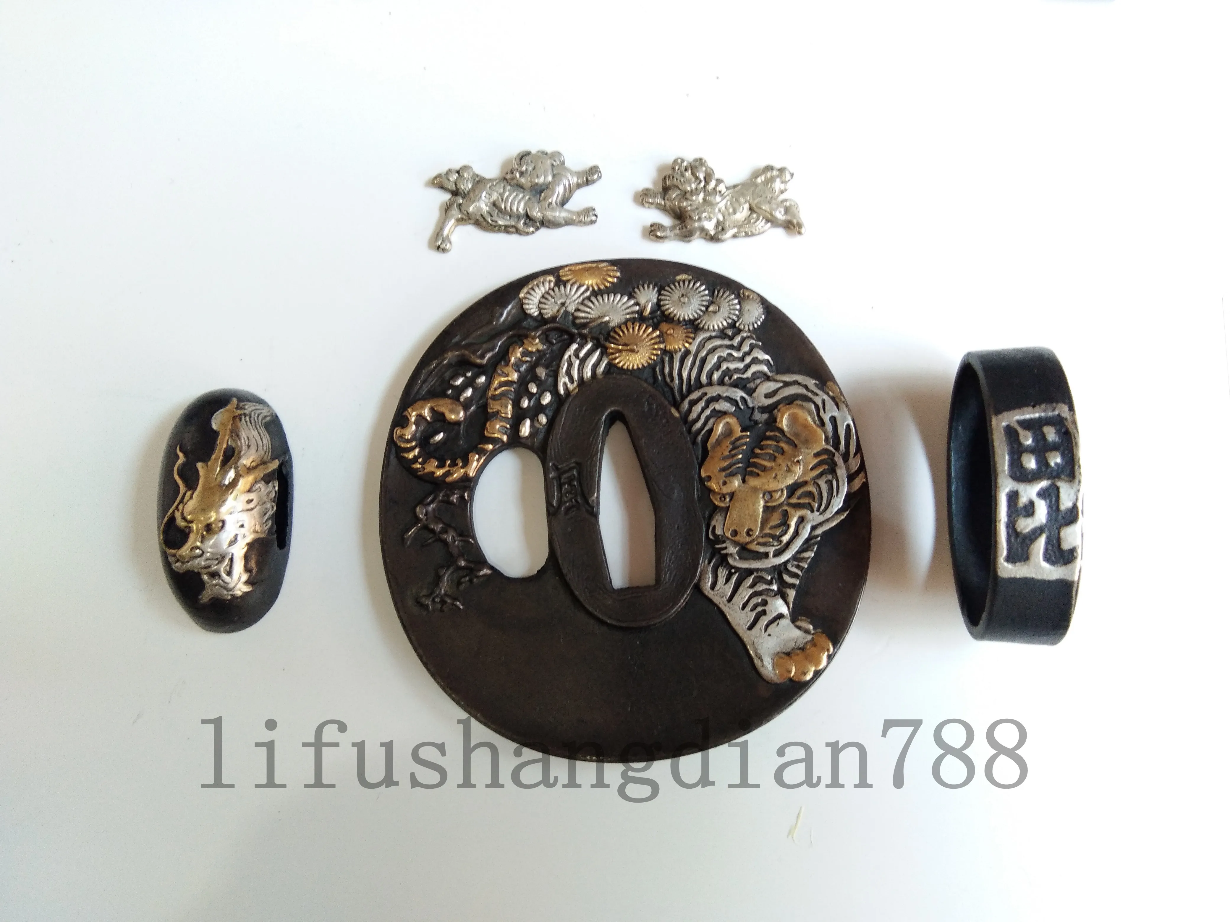 Hige Copper Japanese tsuba and fuchi menuki Tiger rabbit pattern for katana
Hige Copper Japanese tsuba and fuchi menuki Tiger rabbit pattern for katana