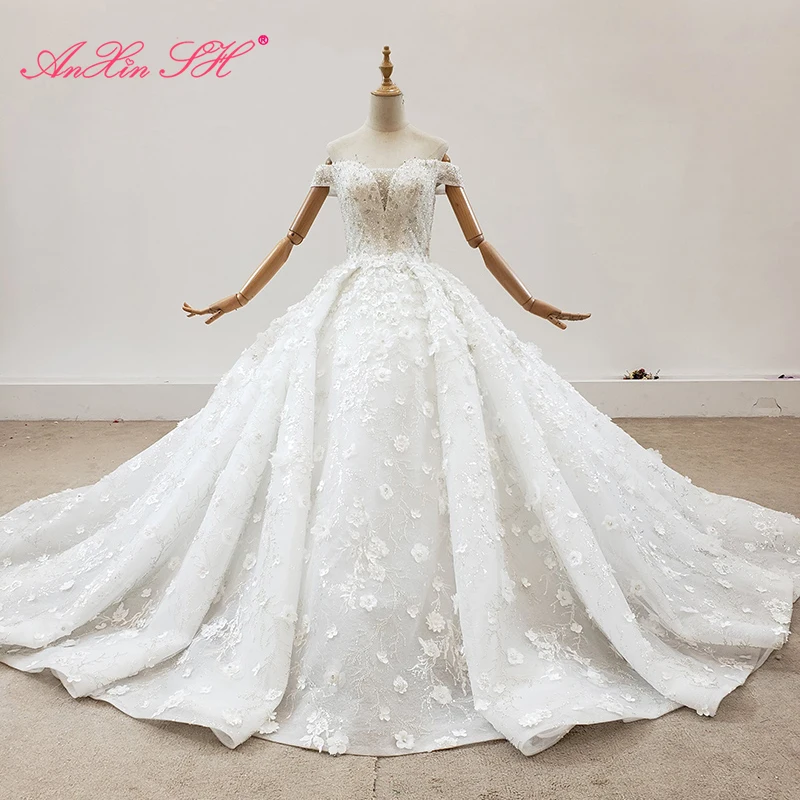 AnXin SH luxury princess beading crystal handmade little flower illusion boat neck white lace wedding dress 100% real photos
AnXin SH luxury princess beading crystal handmade little flower illusion boat neck white lace wedding dress 100% real photos