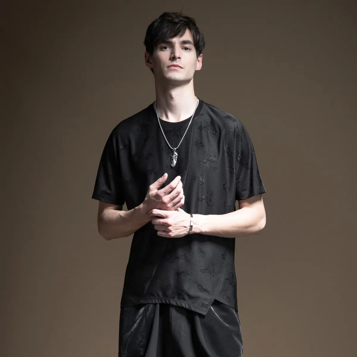 Pinli 2020 Summer New O-neck Slim Asymmetry Elastic Jacquard Casual Men Solid High Quality Short Sleeve T-shirt B202111297
Pinli 2020 Summer New O-neck Slim Asymmetry Elastic Jacquard Casual Men Solid High Quality Short Sleeve T-shirt B202111297