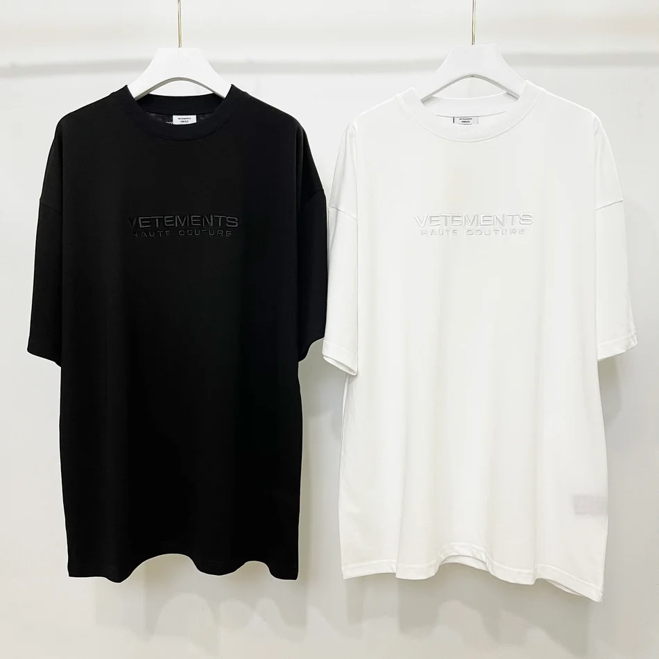 Oversize VETEMENTS 'Haute Couture' Logo T-Shirt Men Women Tonal Embroidered Letter Vetements Tee VTM Tops mens t shirts
Oversize VETEMENTS 'Haute Couture' Logo T-Shirt Men Women Tonal Embroidered Letter Vetements Tee VTM Tops mens t shirts