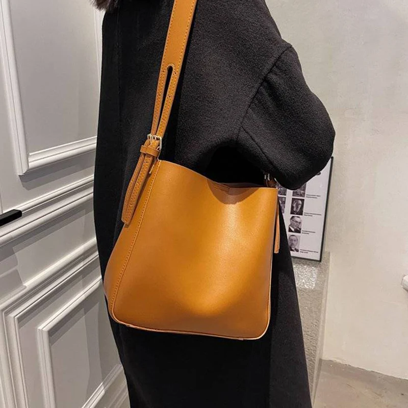 Tote Bag Designer Women Bag Shoulder Bag Female Handbag Purse PU Leather Simple Fashion 2021 New Trend High Capacity Solid Color
Tote Bag Designer Women Bag Shoulder Bag Female Handbag Purse PU Leather Simple Fashion 2021 New Trend High Capacity Solid Color