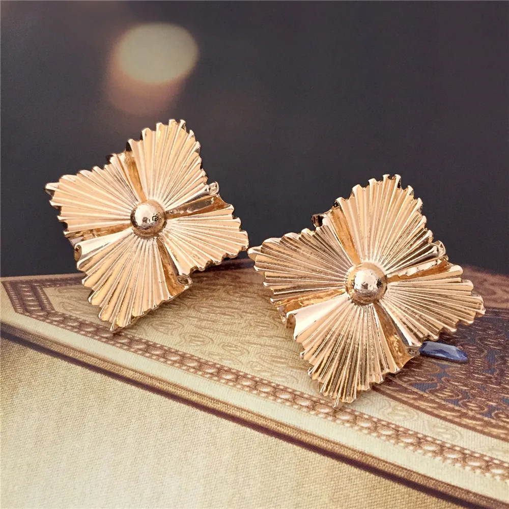 2022 Fashion Classic Gold Color Twisted Love Knot Stud Earrings For Women Simple Geometric Small Earrings Wedding Bridal Jewelry
2022 Fashion Classic Gold Color Twisted Love Knot Stud Earrings For Women Simple Geometric Small Earrings Wedding Bridal Jewelry