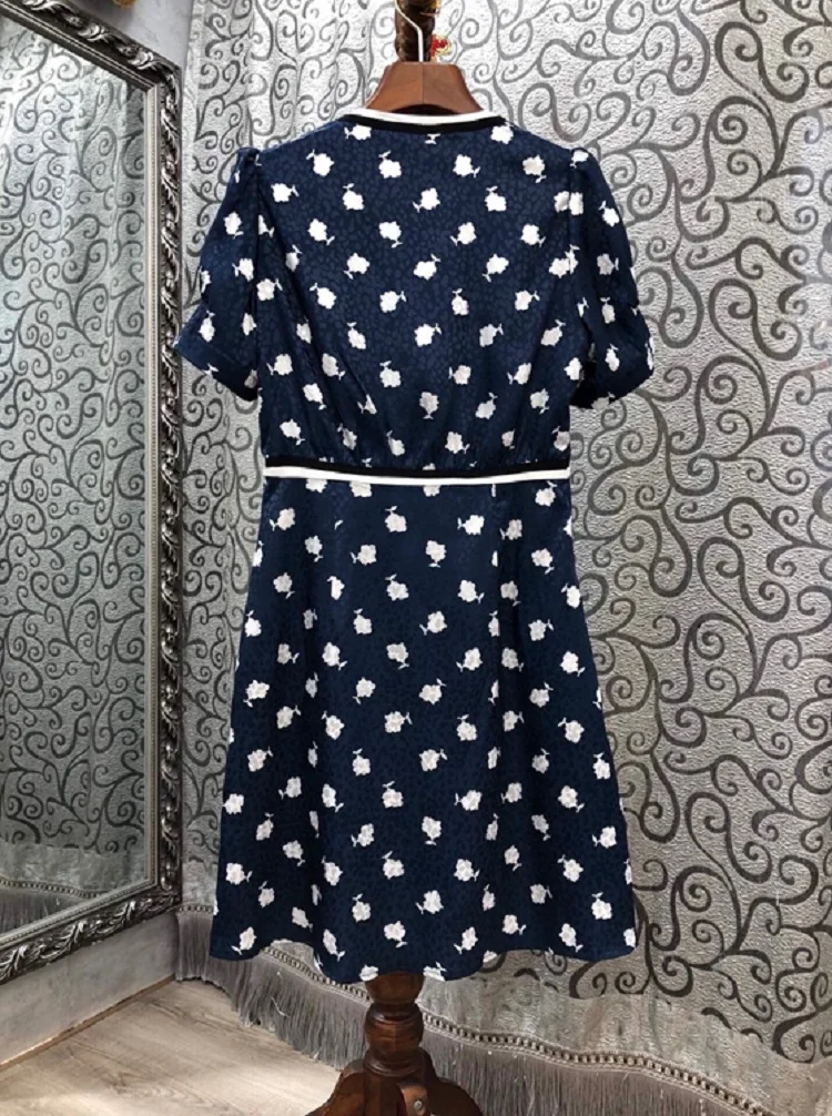 2020 Autumn Fashion Style Dress High Quality Women V-Neck Color Block Floral Print Bow Deco Short Sleeve Slim Fitted Blue Dress 
2020 Autumn Fashion Style Dress High Quality Women V-Neck Color Block Floral Print Bow Deco Short Sleeve Slim Fitted Blue Dress