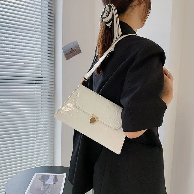 A small number of pure color design texture bag women 2021 new fashion simple texture shoulder bag
A small number of pure color design texture bag women 2021 new fashion simple texture shoulder bag