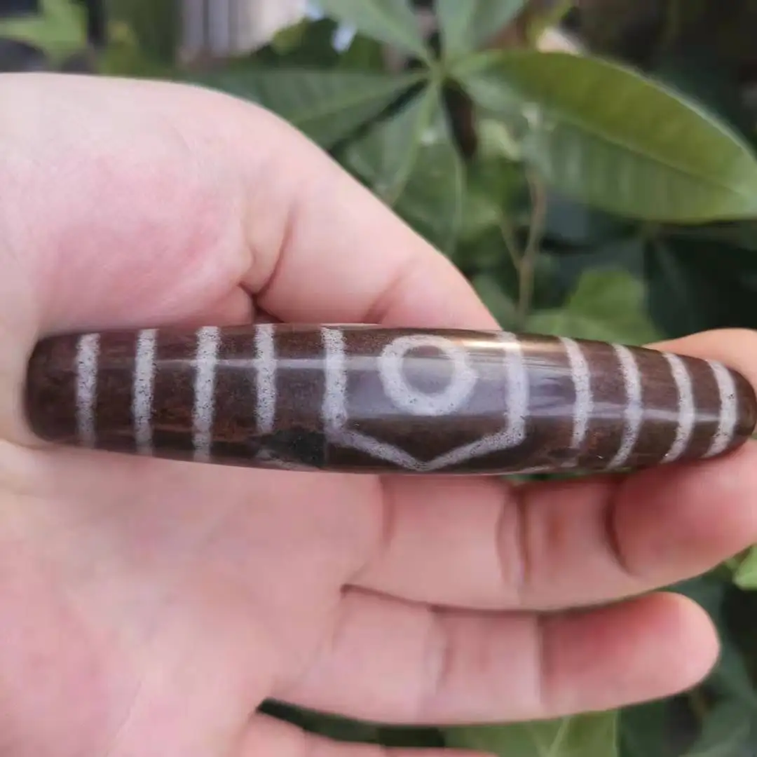 The earliest in history Xiangxiong cinnabar three-eyed big dzi 21-eyed Tibetan Buddhist holy agate bead jewelry ancient national
The earliest in history Xiangxiong cinnabar three-eyed big dzi 21-eyed Tibetan Buddhist holy agate bead jewelry ancient national