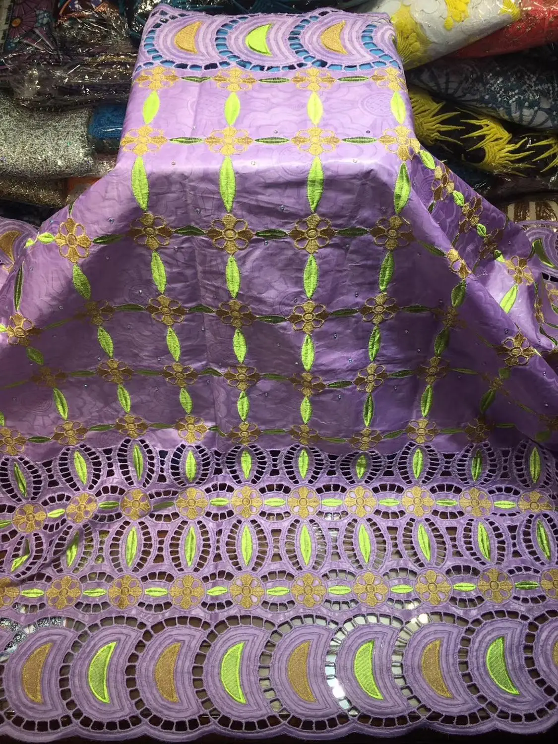 New Hollow Design Bazin Riche Lace Fabric African Lace Fabric 2020 High Quality Wedding Nigerian Lace Fabric For Dress Sewing BZ
New Hollow Design Bazin Riche Lace Fabric African Lace Fabric 2020 High Quality Wedding Nigerian Lace Fabric For Dress Sewing BZ