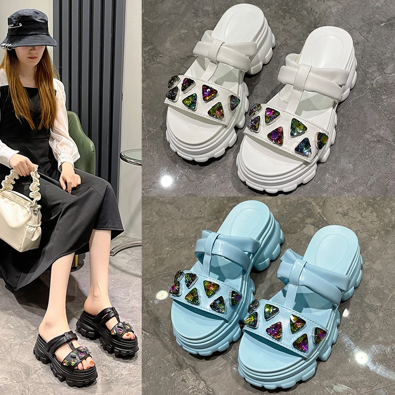 2021 Summer Bling Flip Flops Women 6CM Heels Wedge Sandals Peep Toe Ladies Hollow Out Slides High Platform Beach Flip-Flop Woman
2021 Summer Bling Flip Flops Women 6CM Heels Wedge Sandals Peep Toe Ladies Hollow Out Slides High Platform Beach Flip-Flop Woman