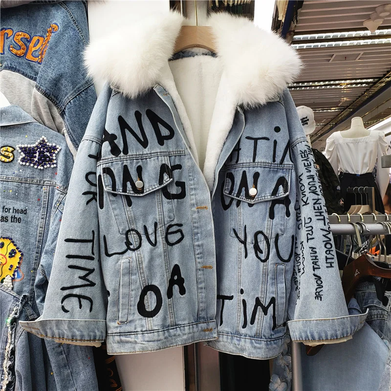 Winter Thick Big Fur Collar Fleece Liner Denim Jacket Women Loose Outwear Letter Embroidery Long Sleeve Jeans Jacket Coat Female 
Winter Thick Big Fur Collar Fleece Liner Denim Jacket Women Loose Outwear Letter Embroidery Long Sleeve Jeans Jacket Coat Female