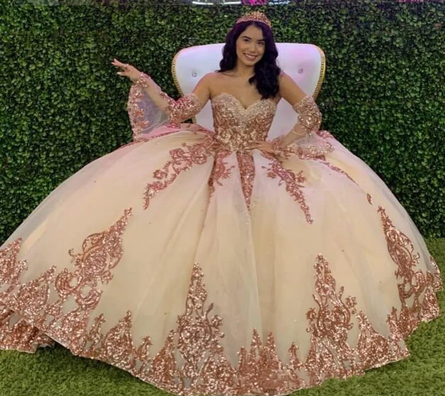 Блестящее Розовое Бальное платье, платья Quinceanera с вышитыми рукавами, милое винтажное кружевное платье с аппликацией для выпусквечерние веч...
Блестящее Розовое Бальное платье, платья Quinceanera с вышитыми рукавами, милое винтажное кружевное платье с аппликацией для выпусквечерние веч...