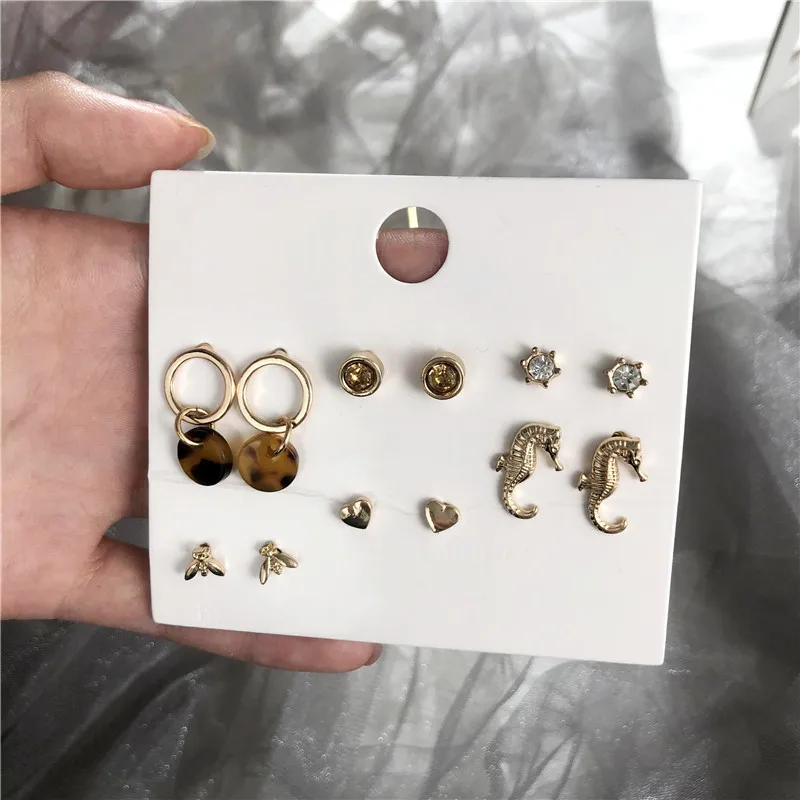 Женские серьги-гвоздики из акрила, золотистые серьги в виде гиппокампа, пчелы, сердца, леопарда, подарочные серьги HM003, 2022
Женские серьги-гвоздики из акрила, золотистые серьги в виде гиппокампа, пчелы, сердца, леопарда, подарочные серьги HM003, 2022