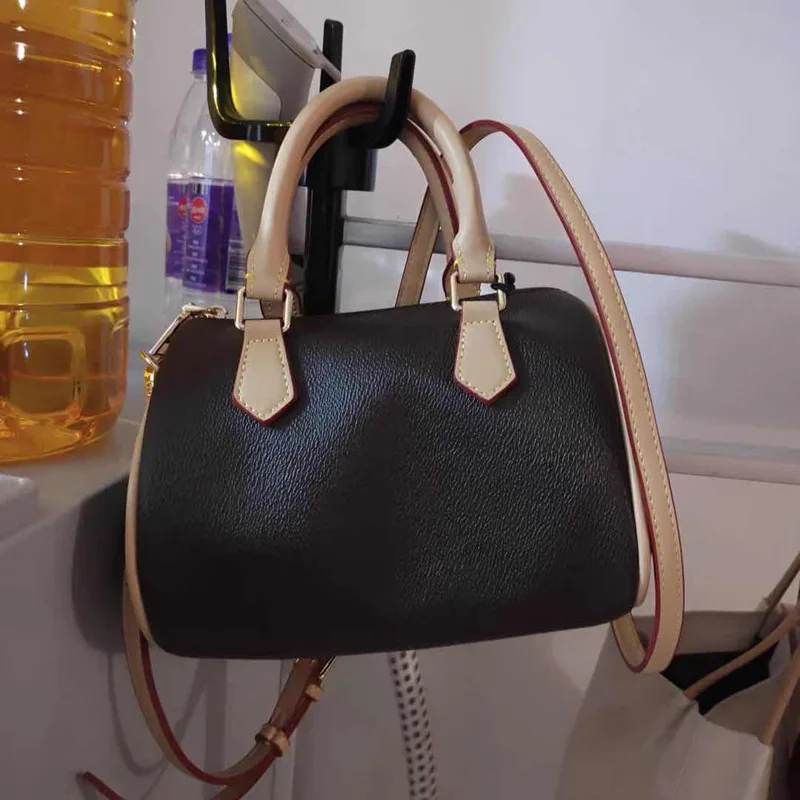 2021 Hot new female bag leather luggage classic large capacity lady messenger bag cowhide bag bags for women luxury handbags
2021 Hot new female bag leather luggage classic large capacity lady messenger bag cowhide bag bags for women luxury handbags