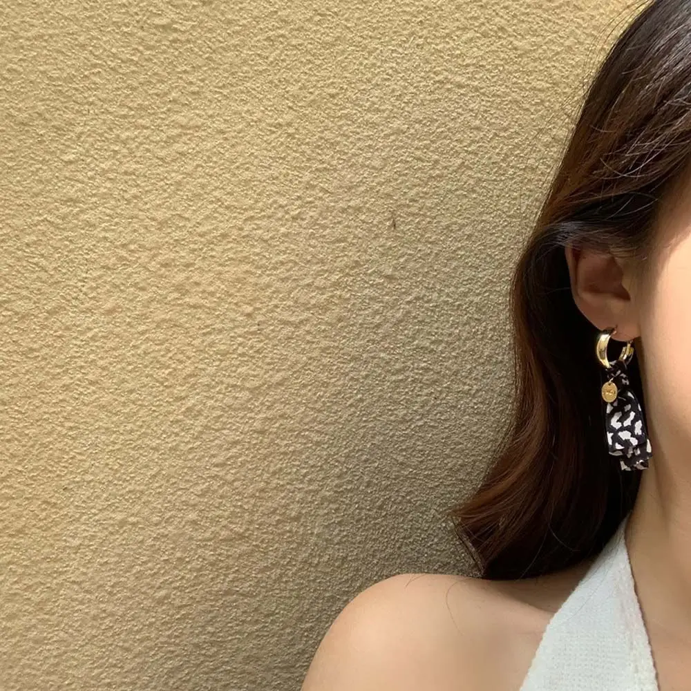 Temperament Retro Leopard Print Fabric Tassel Hoop Earrings Personality Simple Korean style Metal Dangle Earrings
Temperament Retro Leopard Print Fabric Tassel Hoop Earrings Personality Simple Korean style Metal Dangle Earrings