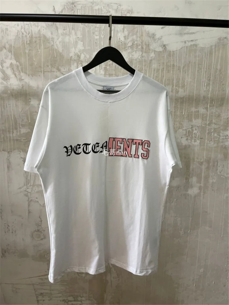 VETEMENTS T Shirt Men Women 1:1 High Quality T Shirt Patchwork Embroidered Font Vetements Tee Oversize VTM Tops Short Sleeve
VETEMENTS T Shirt Men Women 1:1 High Quality T Shirt Patchwork Embroidered Font Vetements Tee Oversize VTM Tops Short Sleeve