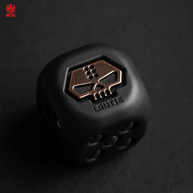 1PC Handmade Metal Dice Polyhedron Lucky Black Technology Dice EDC Decompression Pendant Fashion Chain