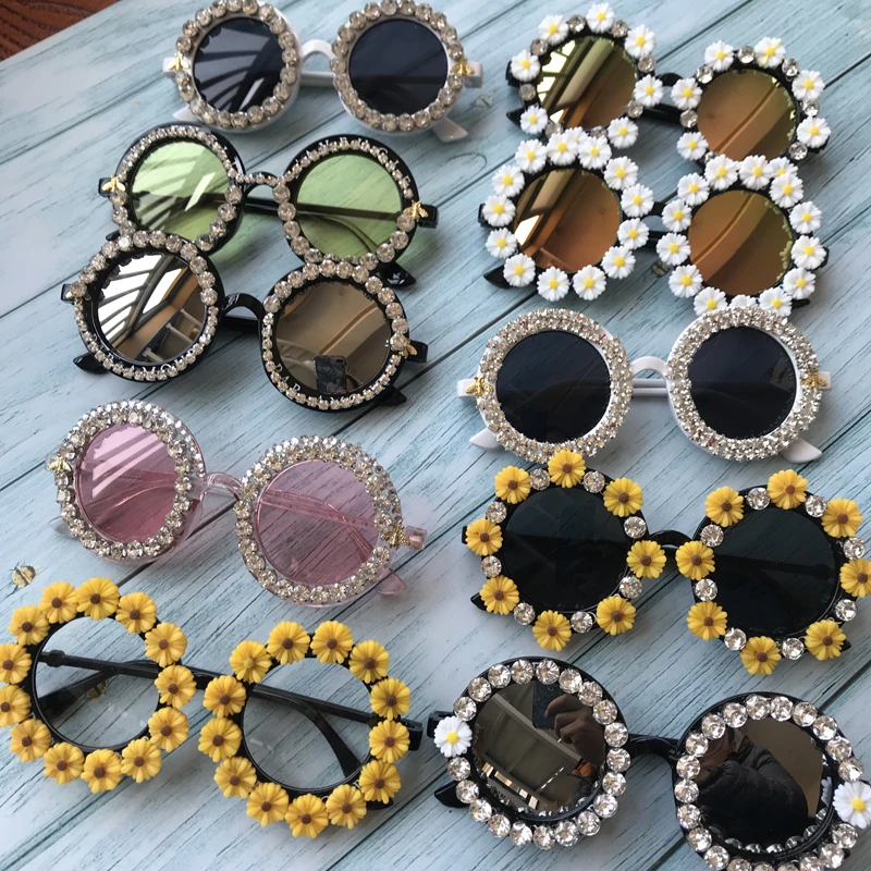 2019 M16 Gorgeous Women Sunglasses Crystal Diamond Handmade Round Eyewear UV400 Mirror Lens Flower Design Summer Sun Glasses
2019 M16 Gorgeous Women Sunglasses Crystal Diamond Handmade Round Eyewear UV400 Mirror Lens Flower Design Summer Sun Glasses