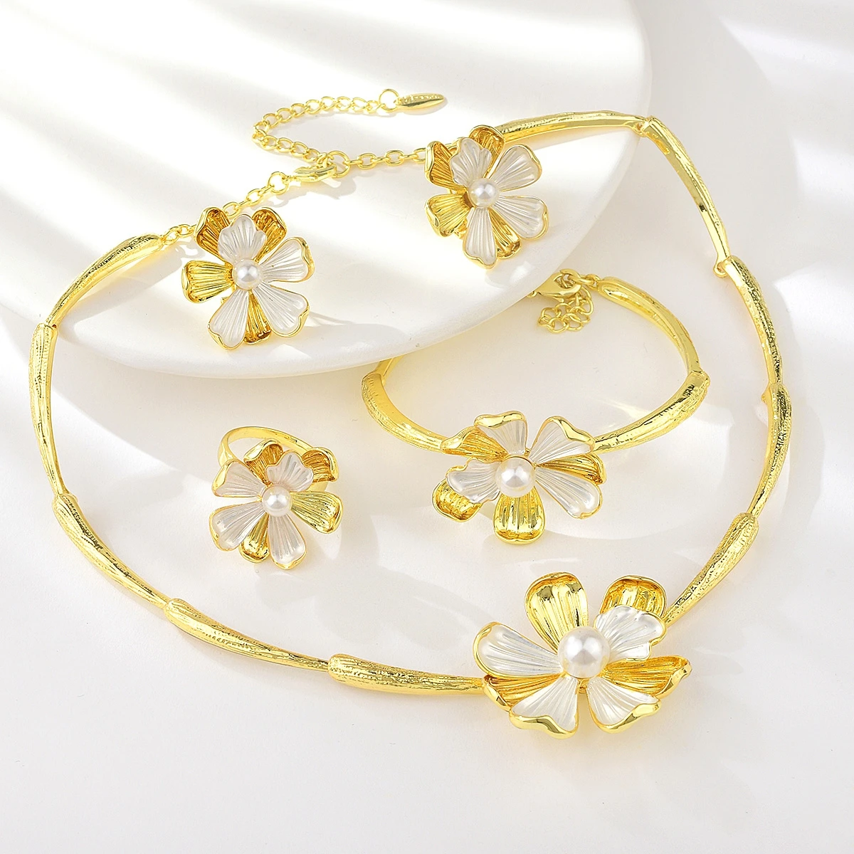 Viennois Dubai Jewelry Sets for Women Gold Flower with Pearl Necklace Earrings Ring Cuff Bangle Set African Costume Jewelry Set
Viennois Dubai Jewelry Sets for Women Gold Flower with Pearl Necklace Earrings Ring Cuff Bangle Set African Costume Jewelry Set
