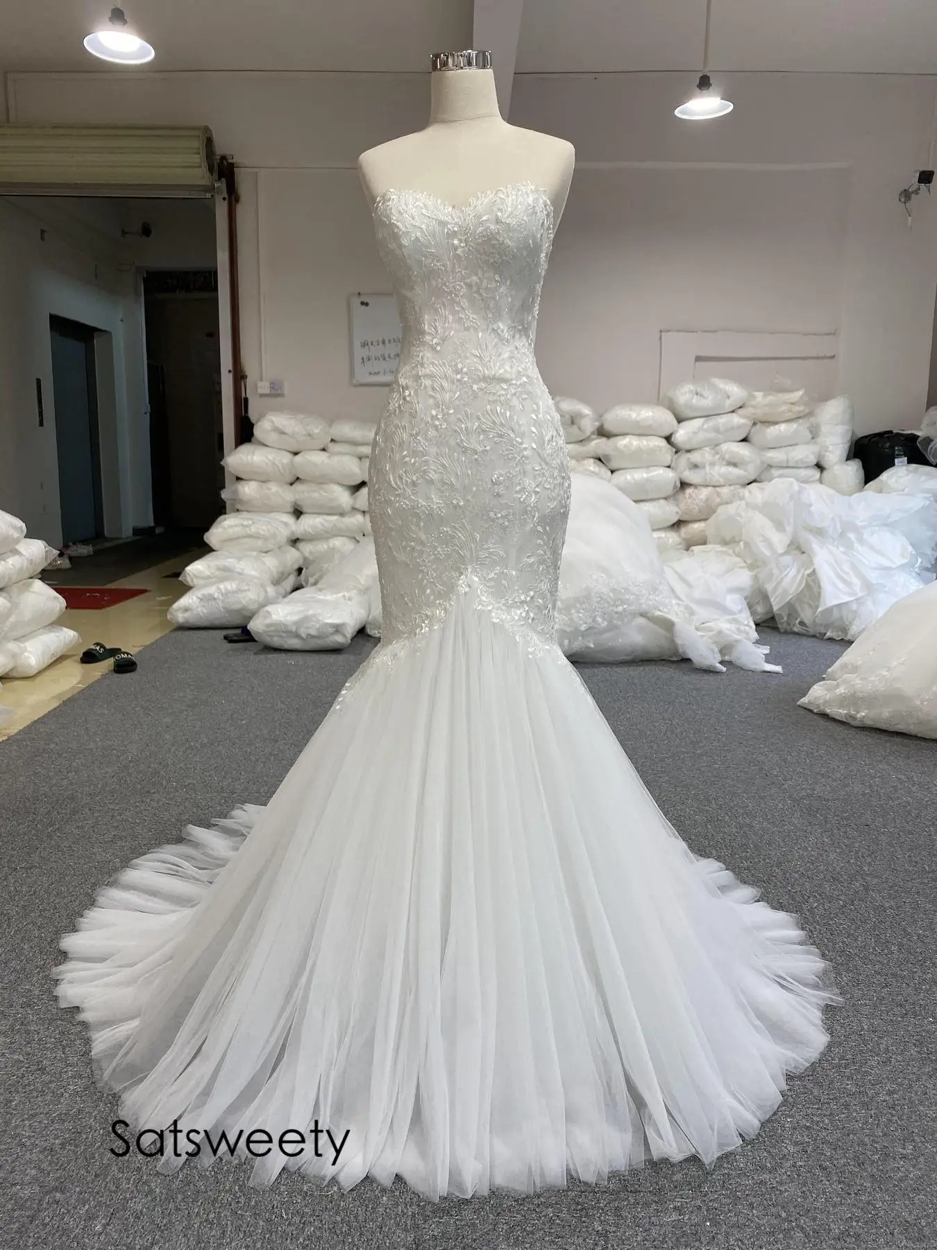 Real Photos Appliques Wedding Dress 2021 Off Shoulder Mermaid Bridal Dresses Customized Chapel Tail Vestido de Noivas
Real Photos Appliques Wedding Dress 2021 Off Shoulder Mermaid Bridal Dresses Customized Chapel Tail Vestido de Noivas