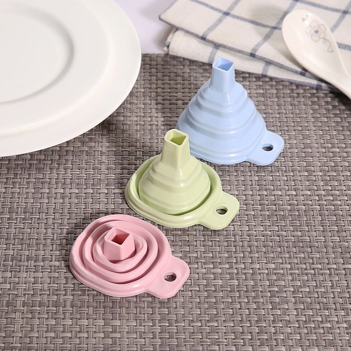 Novelty silicone folding funnel telescopic long Collapsible Style funnels for household liquid dispensing Kitchen Gadgets
Novelty silicone folding funnel telescopic long Collapsible Style funnels for household liquid dispensing Kitchen Gadgets