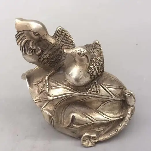 Collection Chinese Tibet Silver Carved Love Symbol Mandarin Duck Lotus Copper Statue Spouse Lovers Wedding Decoration
Collection Chinese Tibet Silver Carved Love Symbol Mandarin Duck Lotus Copper Statue Spouse Lovers Wedding Decoration