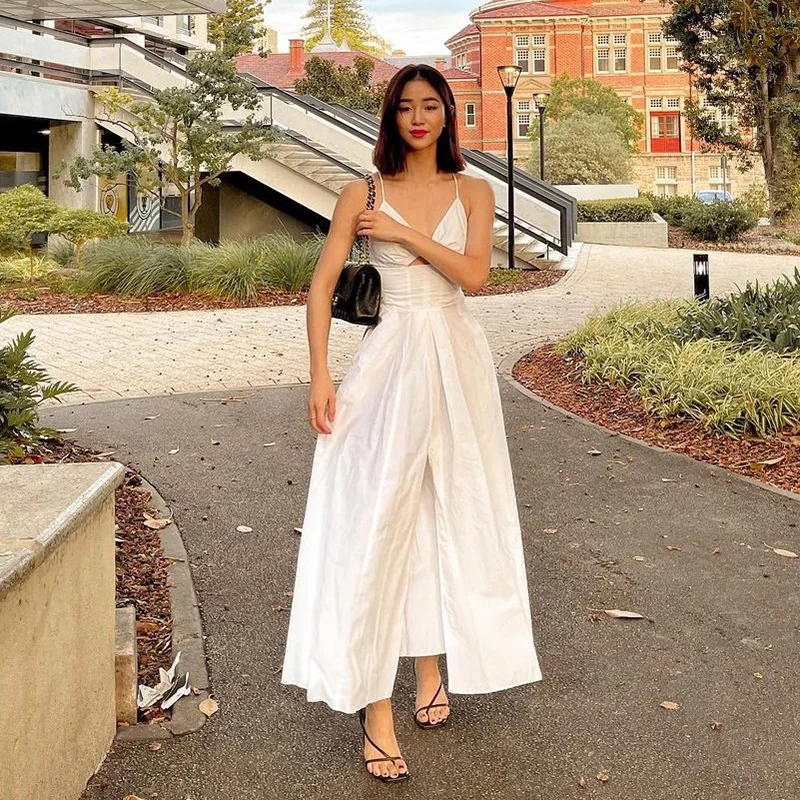Women's 2021 summer new pure color halter off-the-shoulder strap backless low-cut hollow out swing long dress
Women's 2021 summer new pure color halter off-the-shoulder strap backless low-cut hollow out swing long dress