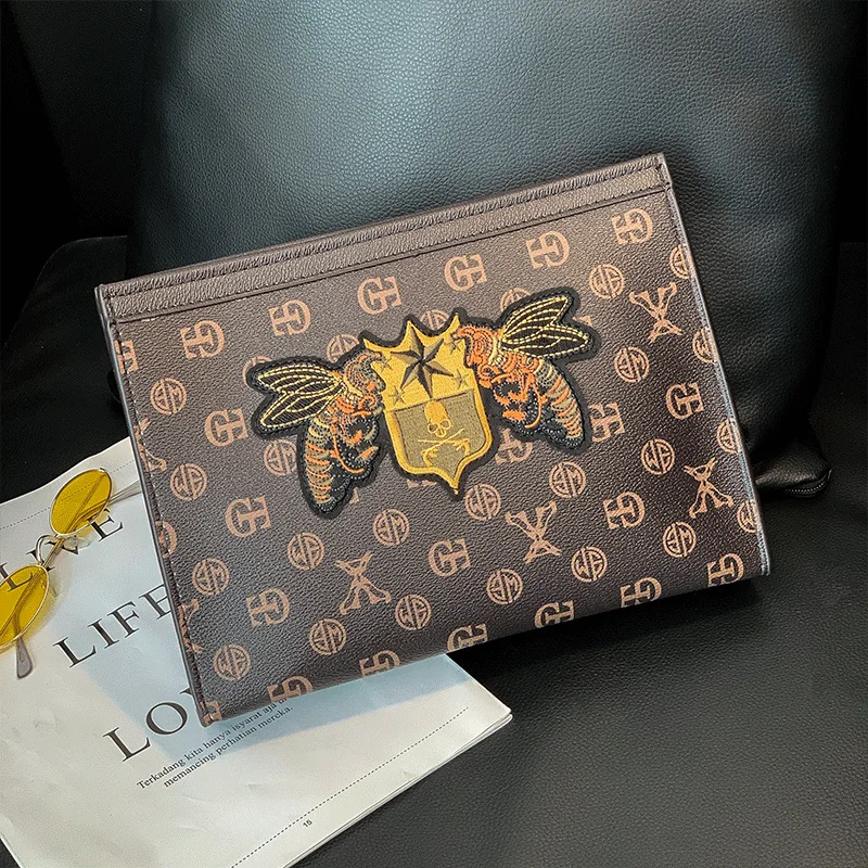 Vintage Luxury Design Men's Clutch Embroidery Bee Pattern Clutches Men Bag Handbags Man Purses PU Leather Wallet Bag Male Clutch
Vintage Luxury Design Men's Clutch Embroidery Bee Pattern Clutches Men Bag Handbags Man Purses PU Leather Wallet Bag Male Clutch