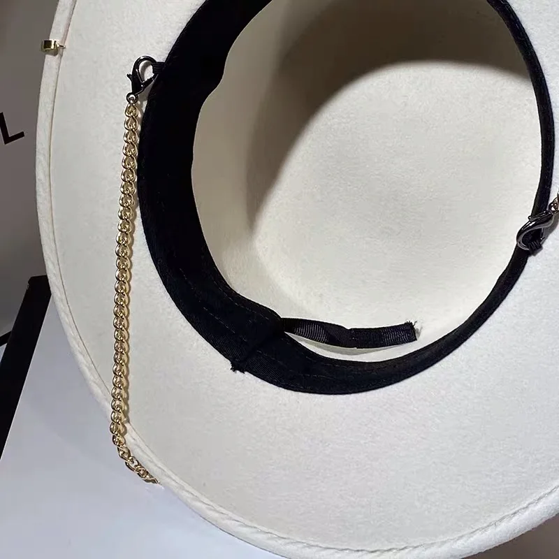 New Custom Hats For Women High Quality Fedoras Wool Hats Fashion Fedoras With Chain Pearl Winter Black White Warm Hats Bonnets
New Custom Hats For Women High Quality Fedoras Wool Hats Fashion Fedoras With Chain Pearl Winter Black White Warm Hats Bonnets