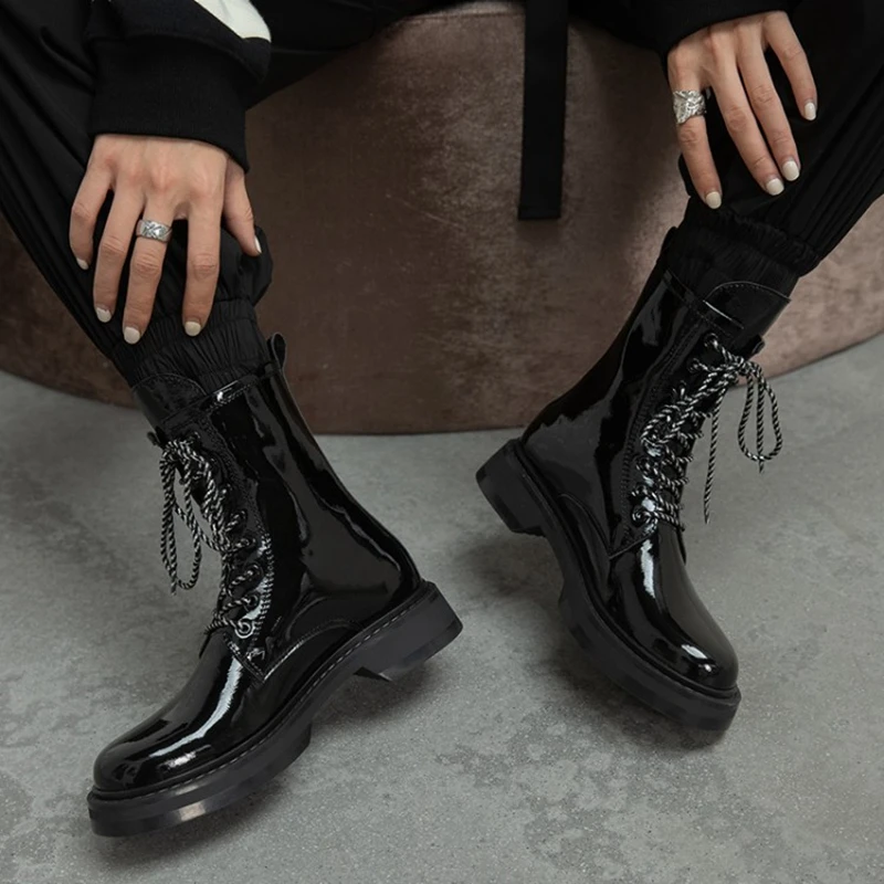 2021 Patent Leather Winter Boots Women Round Toe Low Heel Platform Women Boots Casual Lace-up Black Short Boots Motorcycle Boots 
2021 Patent Leather Winter Boots Women Round Toe Low Heel Platform Women Boots Casual Lace-up Black Short Boots Motorcycle Boots