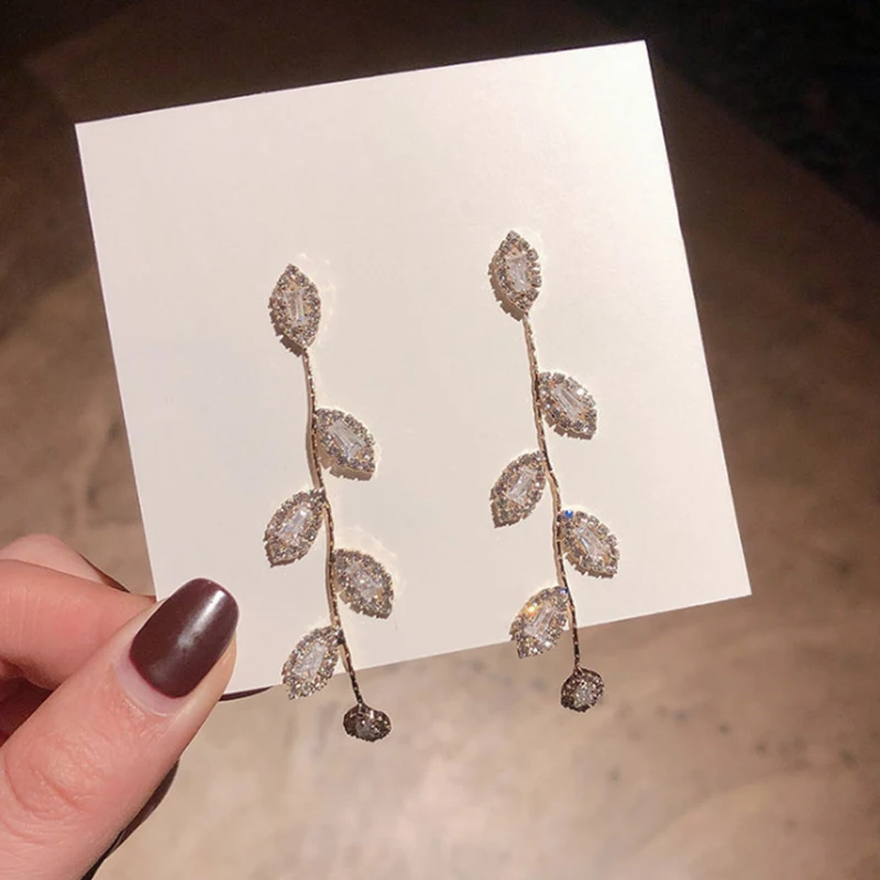 UILZ Luxury Gold Color Plated Leaves Earring Delicate Micro Inlaid Cubic Zircon Stud Earrings for Women Wedding Jewelry Pendant 
UILZ Luxury Gold Color Plated Leaves Earring Delicate Micro Inlaid Cubic Zircon Stud Earrings for Women Wedding Jewelry Pendant