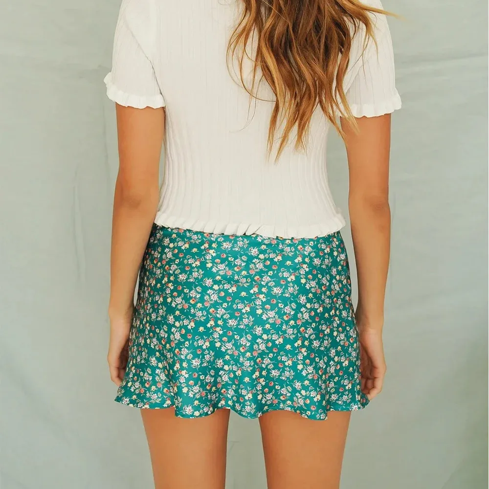 Summer Fashion Vintage Slim High Waist Woman Skirts with Zipper Prairie Chic Floral A-line Green Mini Faldas Mujer Moda 2020
Summer Fashion Vintage Slim High Waist Woman Skirts with Zipper Prairie Chic Floral A-line Green Mini Faldas Mujer Moda 2020